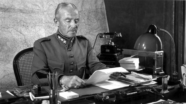 General Guisan an seinem Schreibtisch General Guisan an seinem Schreibtisch