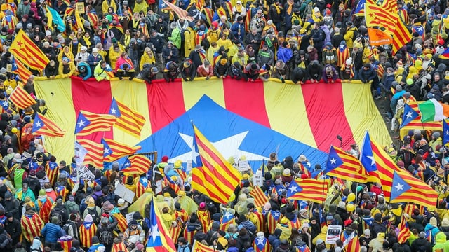 Nach einer Referendums-Abstimmung ist der Streit um Kataloniens Unabhängigkeit eskaliert. Nach einer Referendums-Abstimmung ist der Streit um Kataloniens Unabhängigkeit eskaliert.