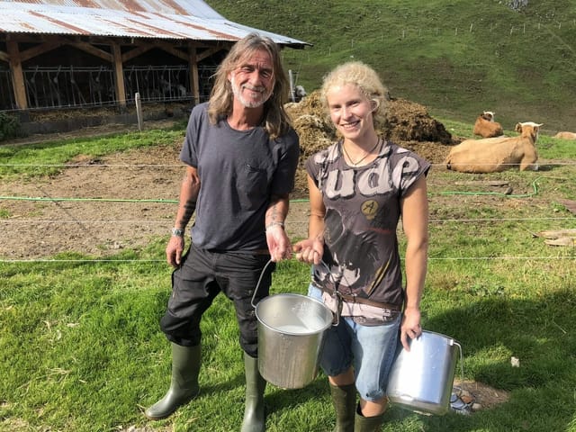 Ralph Wicki und Milchtechnologin Katia Roos mit der gewonnenen Milch.
