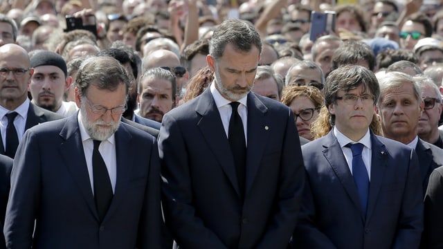 Il retg Felipe ed il primminister Mariano Rajoy durant la minuta da silenzi. Il retg Felipe ed il primminister Mariano Rajoy durant la minuta da silenzi.