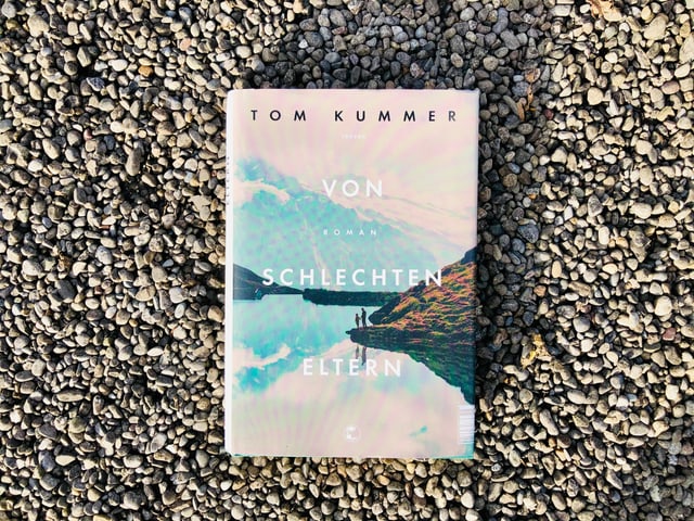 «Von schlechten Eltern» von Tom Kummer liegt auf einem Kiesboden «Von schlechten Eltern» von Tom Kummer liegt auf einem Kiesboden