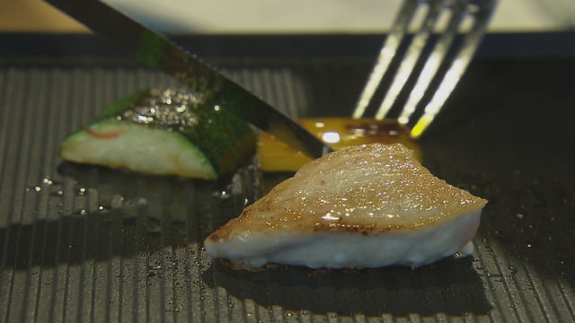 Gebratenes Fleisschstück auf einem Tischgrill Gebratenes Fleisschstück auf einem Tischgrill