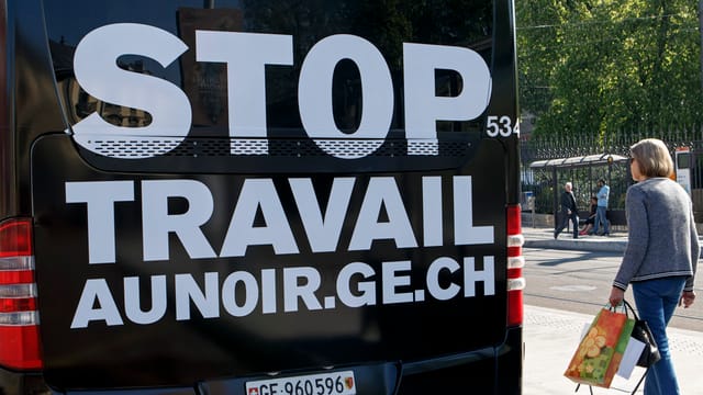 Bus mit Aufschrift gegen Schwarzarbeit. Bus mit Aufschrift gegen Schwarzarbeit.