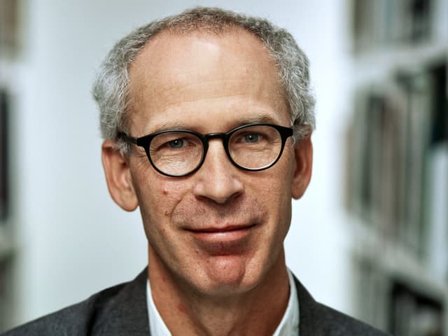 Ein Mann mittleren Alters mit kurzem Haar und Brille. Ein Mann mittleren Alters mit kurzem Haar und Brille.