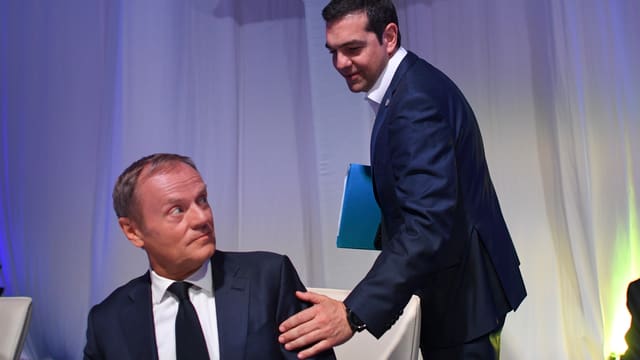 Der griechische Ministerpräsident Alexis Tsipras begrüsst Donald Tusk Der griechische Ministerpräsident Alexis Tsipras begrüsst Donald Tusk