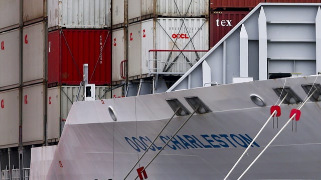 Schiff voll beladen mit Containern an einem Quai verankert Schiff voll beladen mit Containern an einem Quai verankert