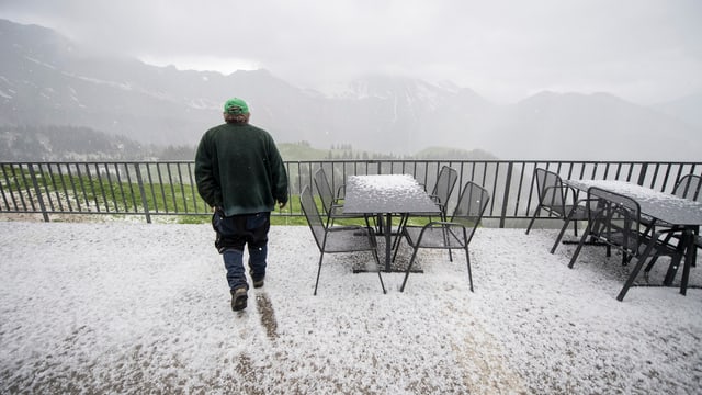 Bergterrasse nach einem Hagelsturm im Kanton Nidwalden Bergterrasse nach einem Hagelsturm im Kanton Nidwalden