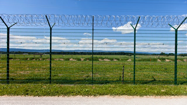 Sicherheitszaun beim Gefängnis Bellechasse. Sicherheitszaun beim Gefängnis Bellechasse.