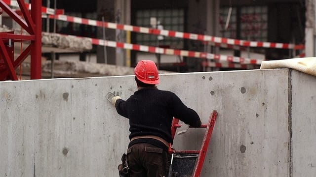 Bauarbeiter auf einer Leiter. Bauarbeiter auf einer Leiter.
