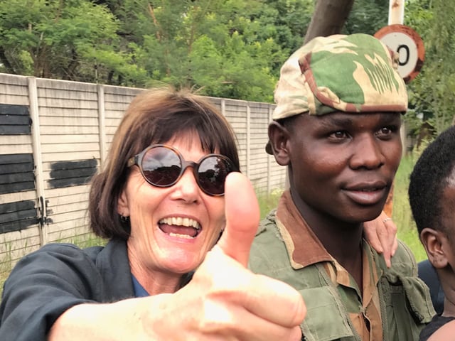 Cristina Karrer auf einer ihrer Reportagen im afrikanischen Staat Simbabwe. Cristina Karrer auf einer ihrer Reportagen im afrikanischen Staat Simbabwe.