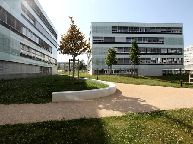 Ein Bürogebäude auf dem Canpus der ETH Lausanne. Vorne Park. Ein Bürogebäude auf dem Canpus der ETH Lausanne. Vorne Park.