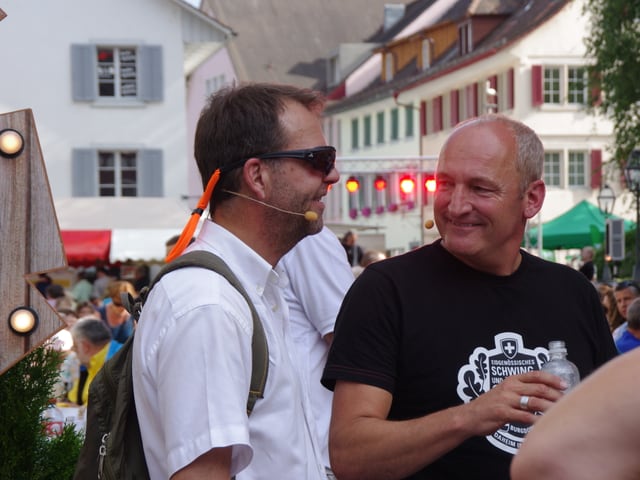 Hösli & Sturzenegger schauen sich lächelnd an.