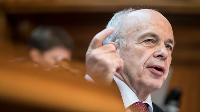 Bundesrat Maurer zum erhöhten Sparzwang: «Sie schiessen nicht gezielt, sondern mit der Schrotflinte.» Bundesrat Maurer zum erhöhten Sparzwang: «Sie schiessen nicht gezielt, sondern mit der Schrotflinte.»
