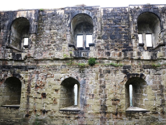 Sechs Fenster in der Steinmauer einer Burgruine. Sechs Fenster in der Steinmauer einer Burgruine.