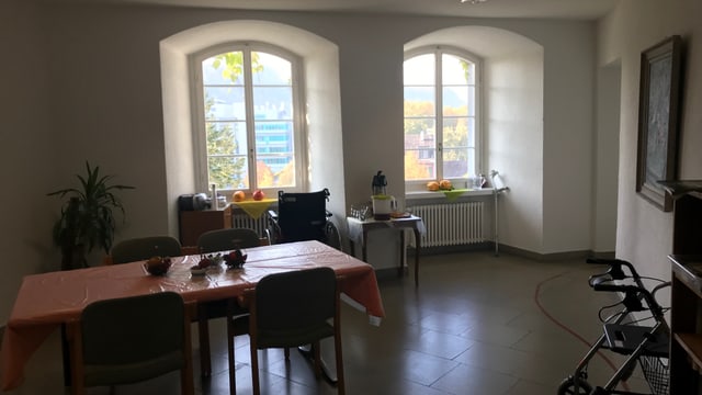Blick in ein dunkles Zimmer. Blick in ein dunkles Zimmer.