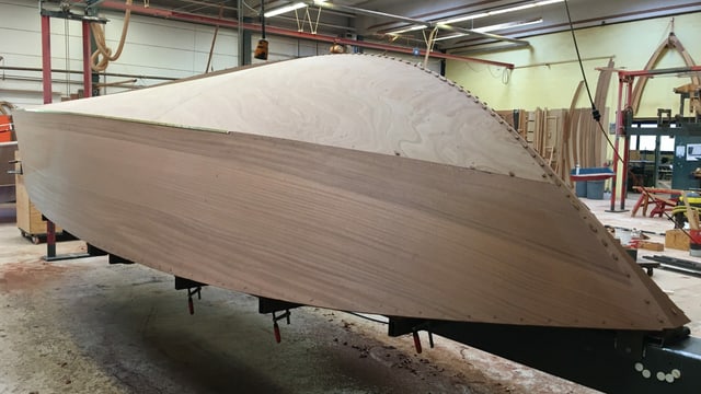 Schale eines Schiffskörpers in der Fabrikhalle der Firma Boesch Schale eines Schiffskörpers in der Fabrikhalle der Firma Boesch