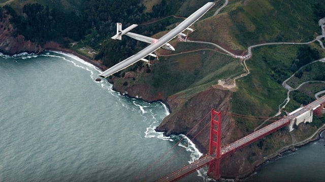 L'aviun solar da Bertrand Piccard sur la punt Golden-Gate en il golf da San Francisco. L'aviun solar da Bertrand Piccard sur la punt Golden-Gate en il golf da San Francisco.
