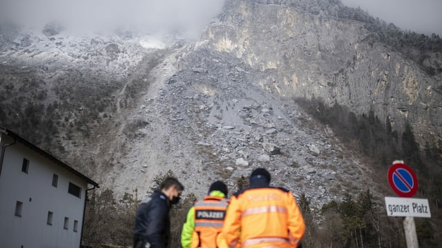 Einsatzkräfte begutachten das Felssturzgebiet bei Felsberg. Einsatzkräfte begutachten das Felssturzgebiet bei Felsberg.