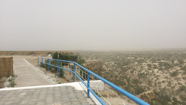 Aussichtsplattform, die auf eine trockene, dunstige Landschaft ausgerichtet ist. Aussichtsplattform, die auf eine trockene, dunstige Landschaft ausgerichtet ist.