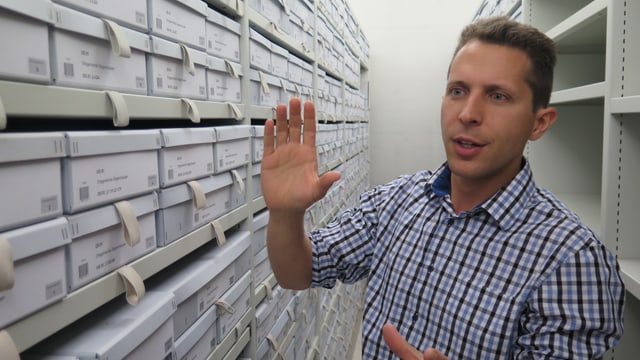 Adrian Oettli vom Staatsarchiv Thurgau steht vor vielen Schachteln mit Archiv-Dokumenten Adrian Oettli vom Staatsarchiv Thurgau steht vor vielen Schachteln mit Archiv-Dokumenten