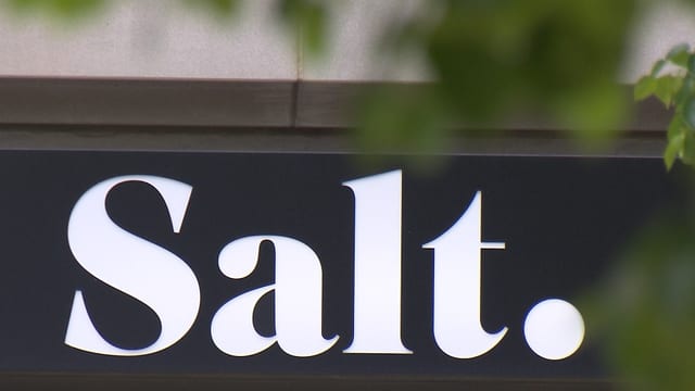 Salt Logo auf einem Gebäude Salt Logo auf einem Gebäude