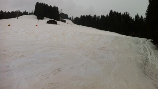 Piste mit bräunlichem Schnee. Piste mit bräunlichem Schnee.