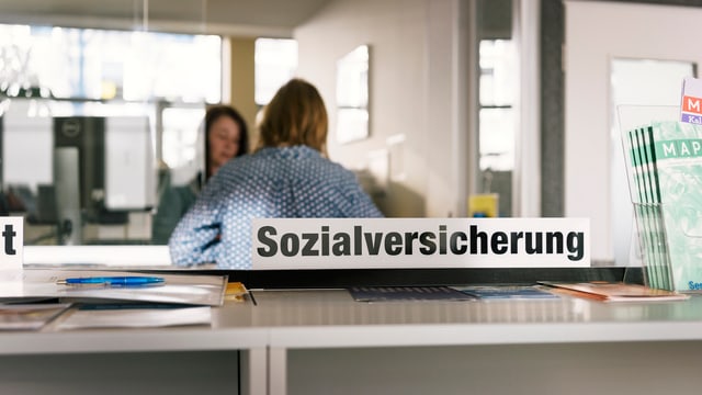 Schalger einer Verwaltung mit einer Tafel "Sozialversicherung". Schalger einer Verwaltung mit einer Tafel "Sozialversicherung".