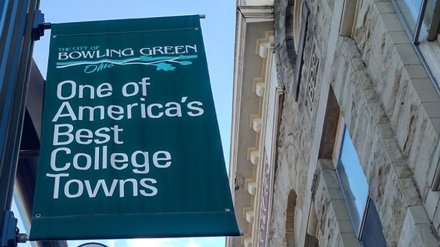 Strassenschild mit der Aufschrift «Die Stadt mit einer der besten Universitäten Amerikas». Strassenschild mit der Aufschrift «Die Stadt mit einer der besten Universitäten Amerikas».