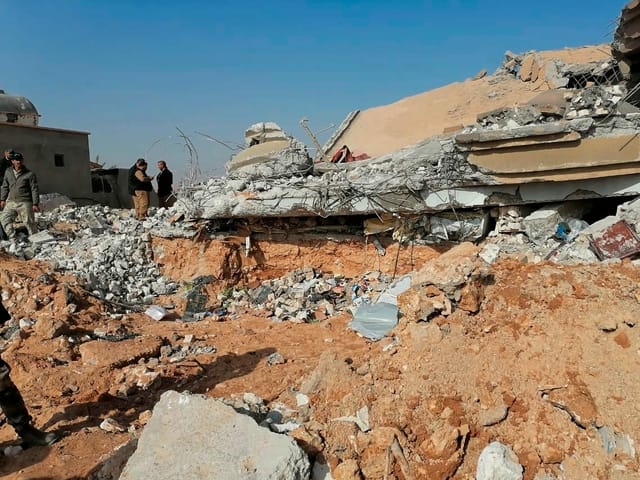 Das zerstörte Hauptquartier der Kataib-Hisbollah im irakischen Qaim. Das zerstörte Hauptquartier der Kataib-Hisbollah im irakischen Qaim.