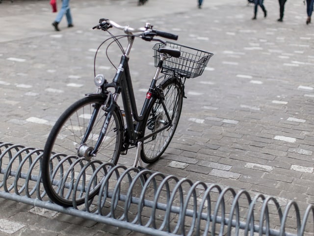 Ein Velo in einem Ständer auf Kopfsteinpflaster. Ein Velo in einem Ständer auf Kopfsteinpflaster.