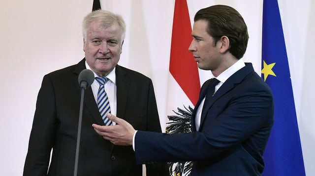 Kurz und Seehofer vor Flaggen. Kurz und Seehofer vor Flaggen.