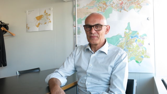 Mann mit Glaze und Brille vor Stadtplan Bern. Mann mit Glaze und Brille vor Stadtplan Bern.