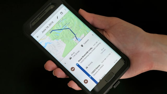 Ein Handy mit einer Karte Ein Handy mit einer Karte