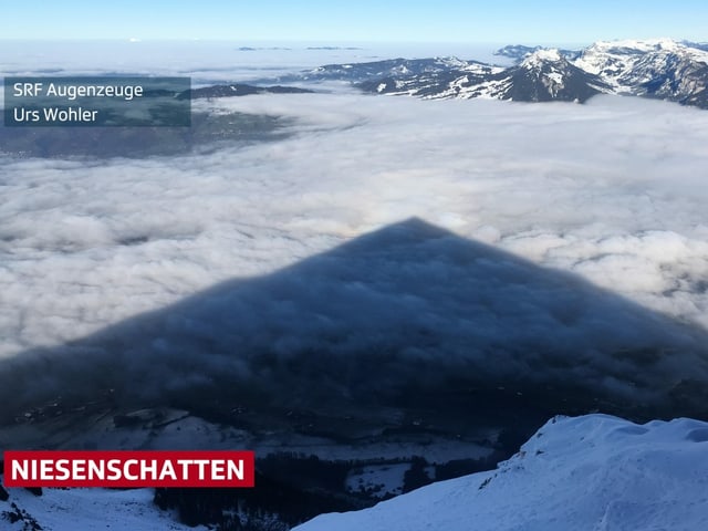 Der Schatten zeigt sich auf der Hochnebeldecke Der Schatten zeigt sich auf der Hochnebeldecke