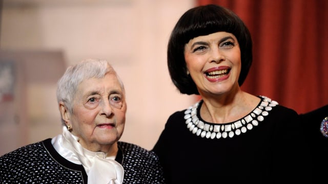 Links: Marcelle Mathieu mit kurzen weissen Haaren. Rechts: Mireille Mathieu mit schwarzem Bob. Links: Marcelle Mathieu mit kurzen weissen Haaren. Rechts: Mireille Mathieu mit schwarzem Bob.
