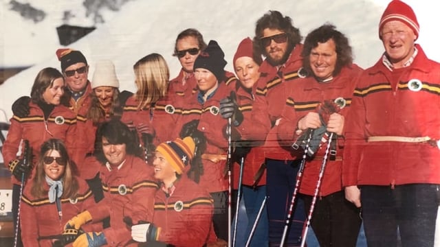 Menschen mit roten Skianzügen. Menschen mit roten Skianzügen.