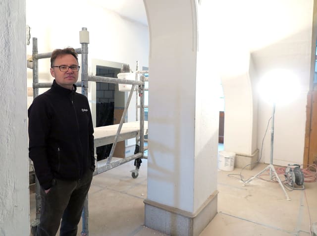 Daniel Niederberger steht zwischen Steinsäulen. Im Hintergrund ein Baustrahler und ein Baugerüst. Daniel Niederberger steht zwischen Steinsäulen. Im Hintergrund ein Baustrahler und ein Baugerüst.