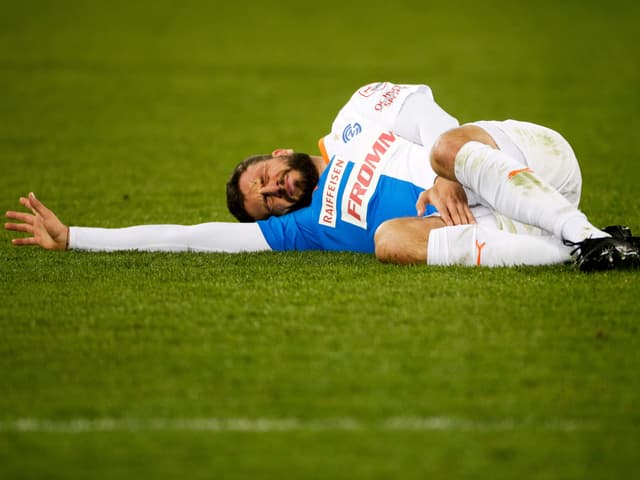 Marco Djuricin liegt mit schmerzverzerrtem Gesicht am Boden. Marco Djuricin liegt mit schmerzverzerrtem Gesicht am Boden.