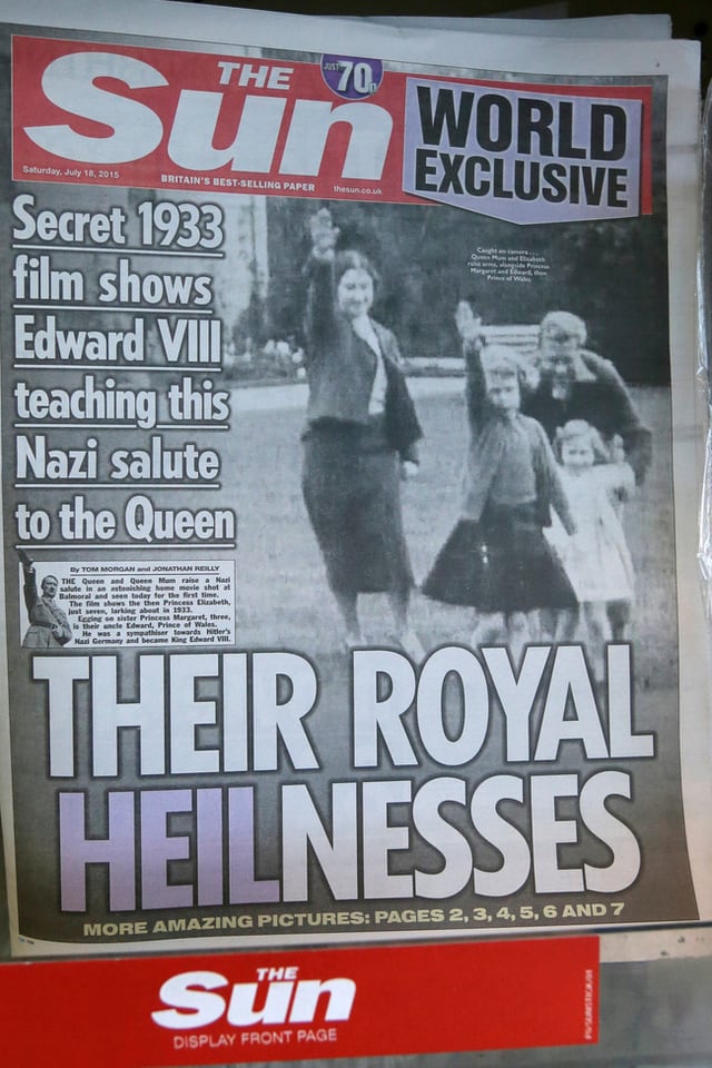 Titelseite der Zeitung «Sun». Darauf ist eine Schwarz-Weiss-Aufnahme zu sehen, wie die Königsfamilie den Hitlergruss macht. Titelseite der Zeitung «Sun». Darauf ist eine Schwarz-Weiss-Aufnahme zu sehen, wie die Königsfamilie den Hitlergruss macht.