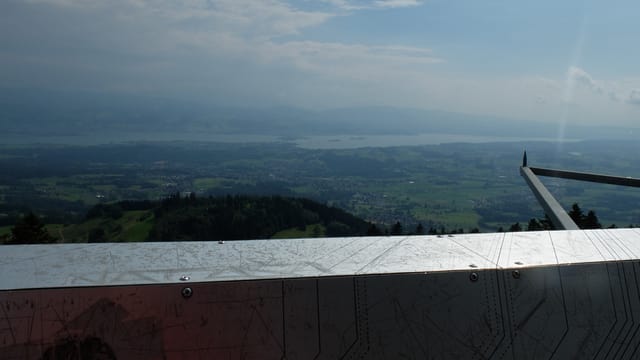 Blick vom Aussichtsturm Bachtel. Vorne: Der Züri-See. Rechts: Der Alpenzeiger. 