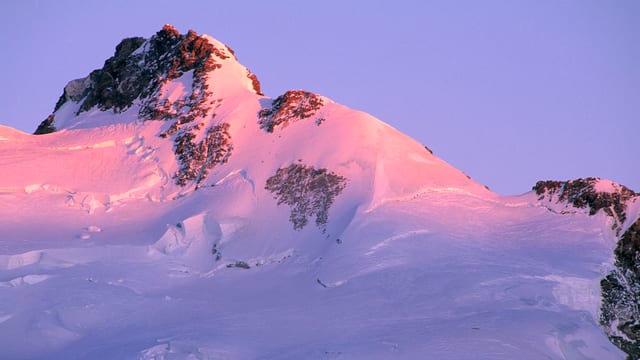 Mit 4634 Metern ist die Dufourspitze nicht nur der höchste Gipfel des Kantons Wallis, sondern auch der Schweiz. Mit 4634 Metern ist die Dufourspitze nicht nur der höchste Gipfel des Kantons Wallis, sondern auch der Schweiz.