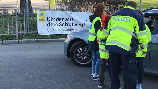 Kinder und Polizei vor Auto Kinder und Polizei vor Auto