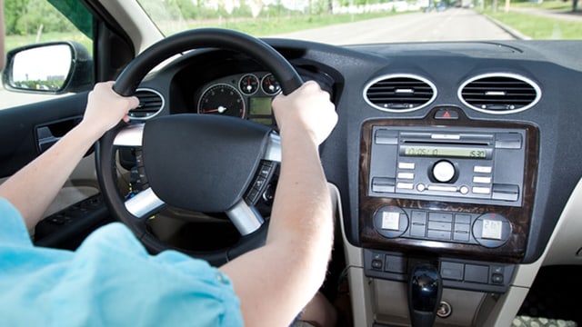 Frau am Steuer eines Autos Frau am Steuer eines Autos