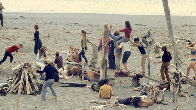 Hippies beim Spielen am Strand. Hippies beim Spielen am Strand.