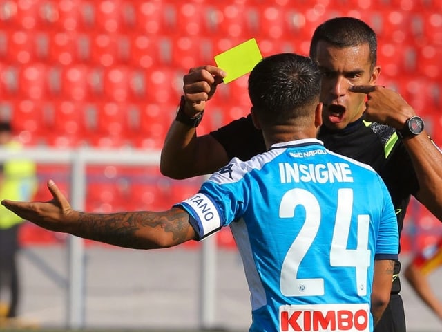 Der Schiedsrichter macht Napolis Insigne lauthals klar, dass Gelb für den Team-Kollegen korrekt war.