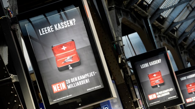 Zwei Anti-Gripen-Plakate. Zwei Anti-Gripen-Plakate.