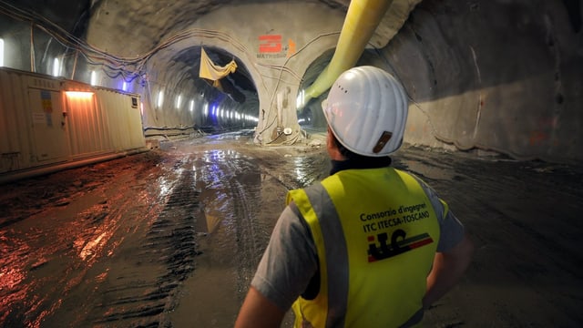 Ein Mineur im Innern des Ceneri-Tunnels. Ein Mineur im Innern des Ceneri-Tunnels.