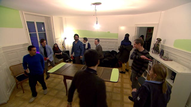 Wohnraum mit Tisch in der Mitte. Wände und Tischseiten sind grün bemalt. Wohnraum mit Tisch in der Mitte. Wände und Tischseiten sind grün bemalt.