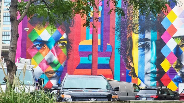 Buntes Wandbild mit Gesichtern von Bob Dylan. Buntes Wandbild mit Gesichtern von Bob Dylan.