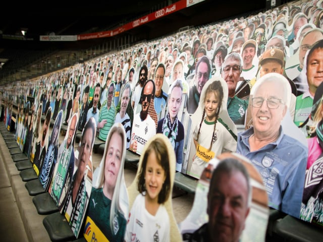 Fans von Mönchengladbach können aufgrund der Corona-Pandemie nicht ins Stadion, stattdessen wurden Pappkameraden aufgestellt.